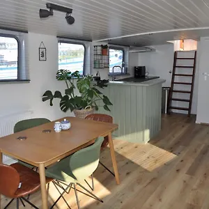 private-lodge-on-houseboat-amsterdam.amsterdamhotelsnl.com/